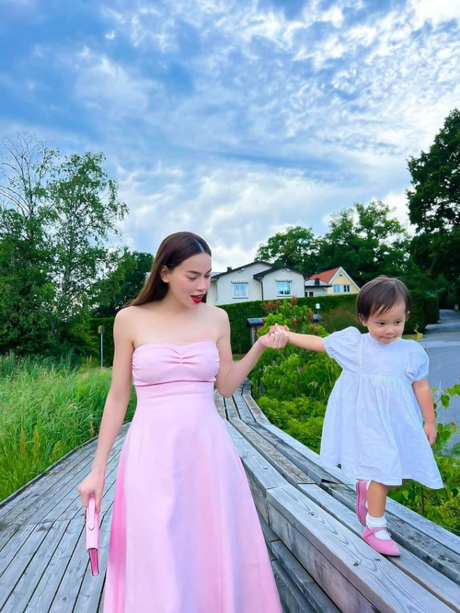 Hà Hồ đưa Lisa, Leon sang Thuỵ Điển thăm bố mẹ Kim Lý, hé lộ thêm không gian yên bình của gia đình chồng-8