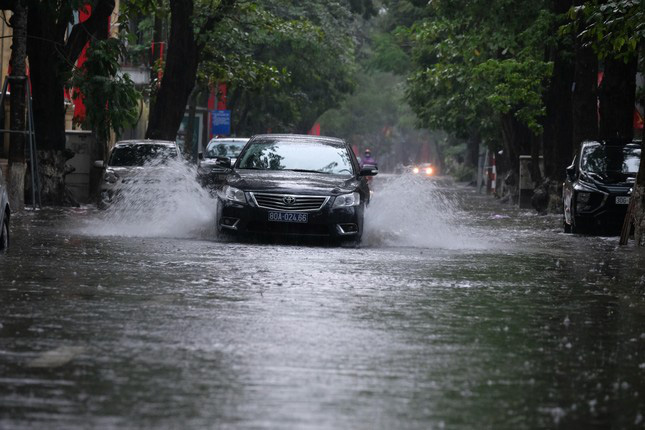 Miền Bắc mưa dông trước khi đón đợt nắng nóng mới-1