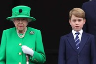 Hoàng tử George với bộ vest gây ra nhiều tranh luận: Gánh nặng của vương miện không hề dễ dàng