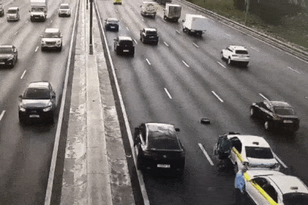 Ô tô văng hàng chục mét trên đường, nữ sinh thoát nạn trong gang tấc-1