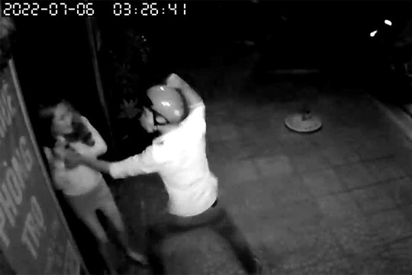 Tên cướp táo tợn giật túi xách của cô gái ngay trước mặt nhiều người thân, ở giữa cửa nhà-1