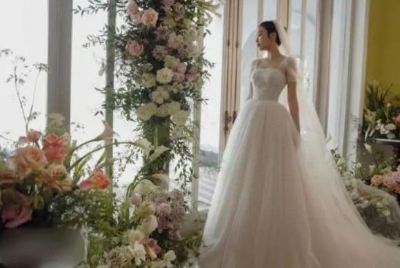 Hoa hậu Đỗ Mỹ Linh lộ ảnh đi thử váy cưới sau khi được bạn trai thiếu gia cầu hôn?-2