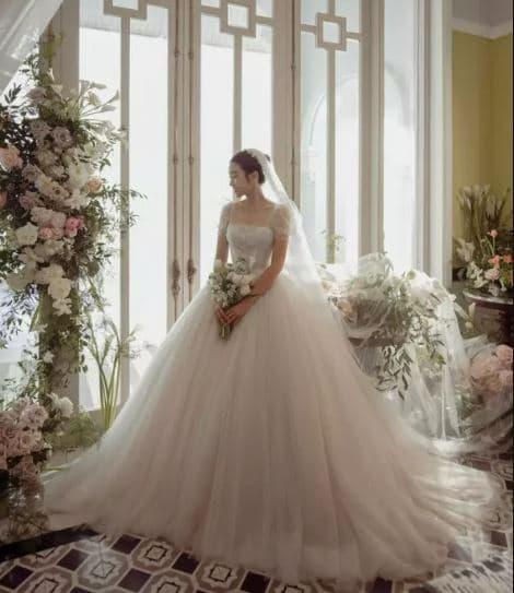 Hoa hậu Đỗ Mỹ Linh lộ ảnh đi thử váy cưới sau khi được bạn trai thiếu gia cầu hôn?-4