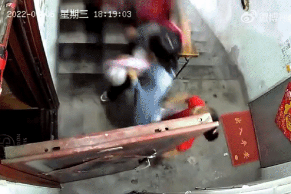 Trung Quốc rúng động vì vụ người đàn ông cưỡng bức vợ cũ