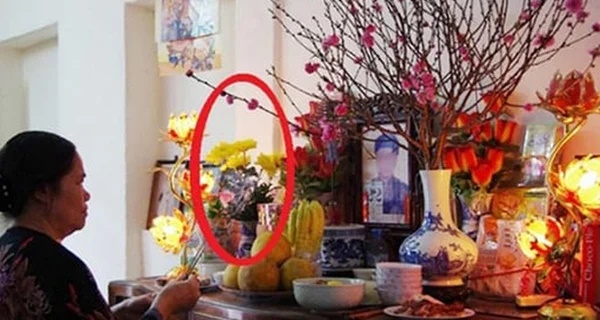 Lọ hoa trên bàn thờ đặt bên trái hay bên phải thì tốt nhất, vừa chuẩn phong thủy lại chiêu tài lộc-1