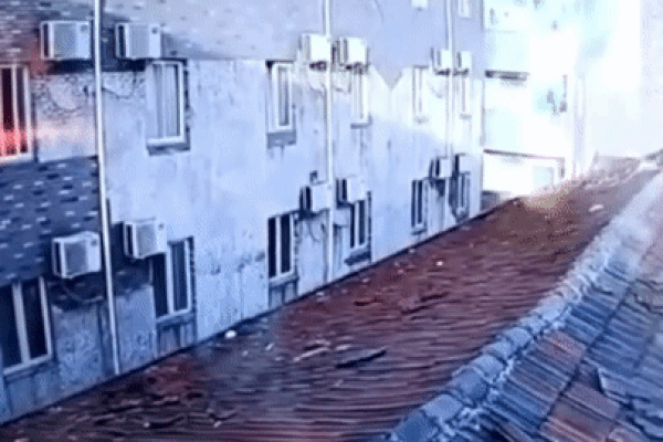 Tòa nhà 4 tầng bất ngờ phát nổ, cả bức tường bị thổi bay