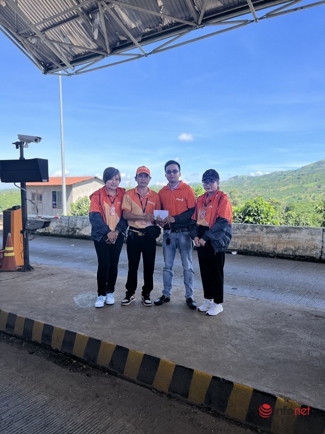 Tài xế bị đột quỵ khi xe qua trạm thu phí, nhân viên lao vào cứu chữa-2