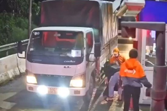 Tài xế bị đột quỵ khi xe qua trạm thu phí, nhân viên lao vào cứu chữa