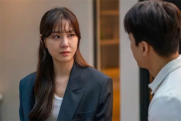 Thẻ lương giao cho chồng giữ ngay sau khi kết hôn, 4 năm sau ly hôn anh trả lại, lúc đến ngân hàng kiểm tra, tôi tròn mắt-2