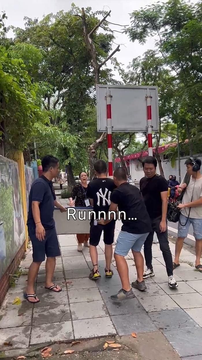 Thương Ngày Nắng Về: Lộ cảnh bà Nga rượt đuổi Duy vì lỡ ăn cơm trước kẻng với Vân Trang-1