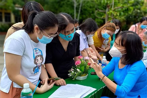 Thầy cô mướt mồ hôi tư vấn phụ huynh, học sinh chọn tổ hợp môn lớp 10-7