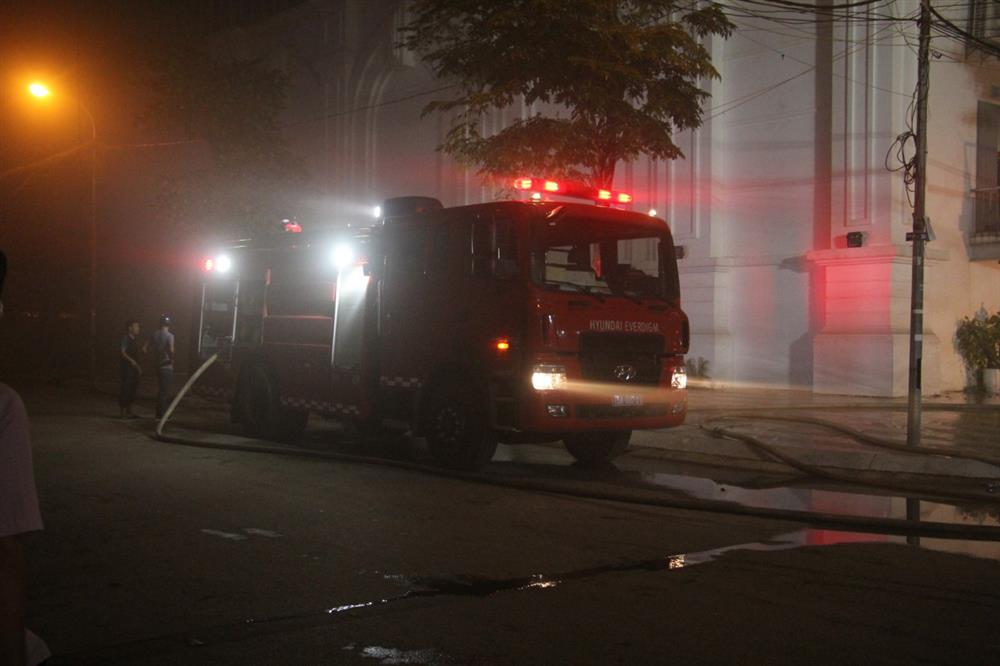 Vũ trường hot nhất đất cảng bất ngờ bốc cháy dữ dội-3