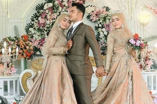Xôn xao hai chị em sinh đôi làm đám cưới chung ngày, chung luôn cả… chú rể