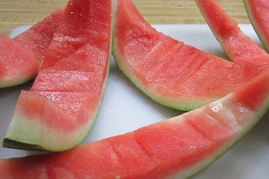 Trộn vỏ dưa hấu với đường và bột giặt, tưởng chẳng để làm gì đâu mà hiệu quả đến không ngờ