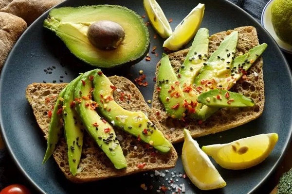 Điều gì xảy ra với cơ thể khi phụ nữ ăn quả bơ mỗi ngày?-2