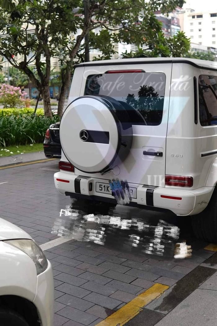 Hiền Hồ lần đầu lộ diện hậu bão scandal, đi mua sắm túi hiệu bằng xế hộp hạng sang?-2