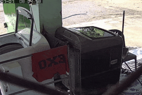 Clip: Ô tô mất lái lao vào nhà dân, tài xế sống sót cực khó tin