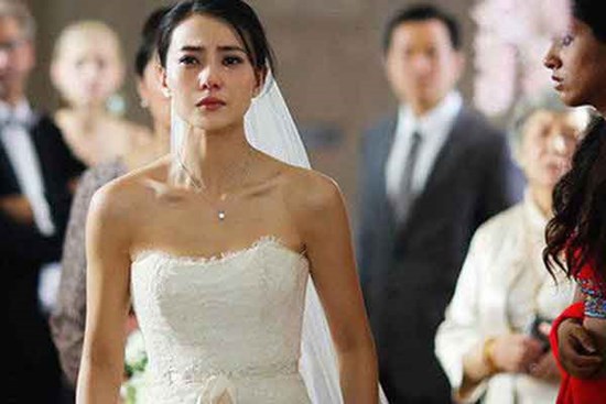 Trong ngày cưới, nhìn chồng bế con gái lên lễ đường mà tôi bật khóc nức nở