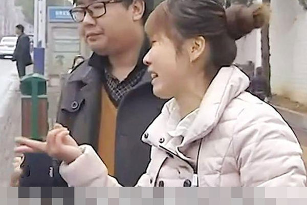 Bắt gặp bạn gái đang ôm nhân tình bên đường, anh chàng có hành động lạ khiến cô gái khóc nức nở-3