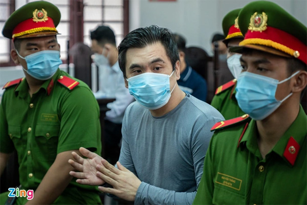 Xe đông lạnh tông 3 ô tô đang dừng chờ đèn đỏ-4