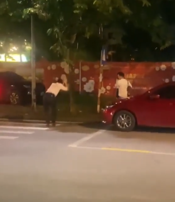 Bắt gặp bạn gái đang ôm nhân tình bên đường, anh chàng có hành động lạ khiến cô gái khóc nức nở-2