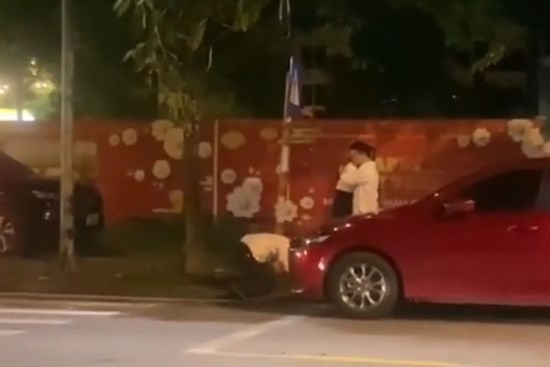 Bắt gặp bạn gái đang ôm nhân tình bên đường, anh chàng có hành động lạ khiến cô gái khóc nức nở