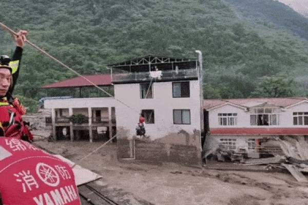 Giải cứu 2 bố con mắc kẹt giữa dòng nước lũ chảy cuồn cuộn-1