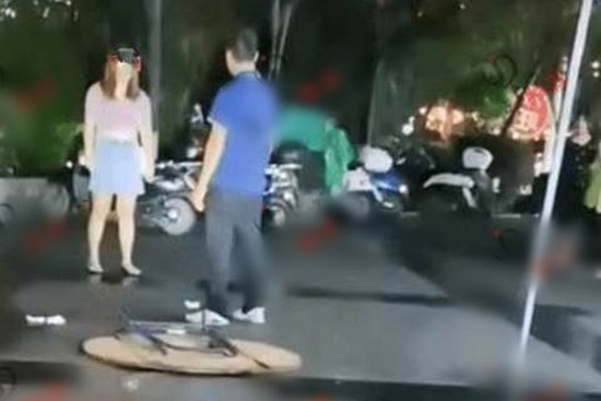 Chồng tát vợ ngay giữa phố, kỳ lạ thay ai cũng thấy tội nghiệp anh ta