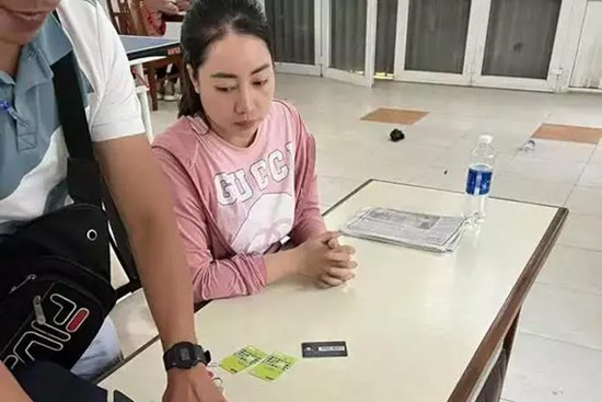 Hot girl cầm đầu đường dây làm giả căn cước công dân