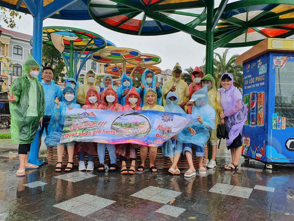 Kẹt lại giữa mưa bão ở Phú Quốc, các hành khách lâm vào trình trạng dở khóc dở cười”, phải chi thêm tiền để ở lại-2