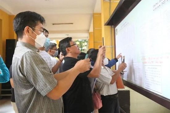 Thầy cô 'mướt mồ hôi' tư vấn phụ huynh, học sinh chọn tổ hợp môn lớp 10