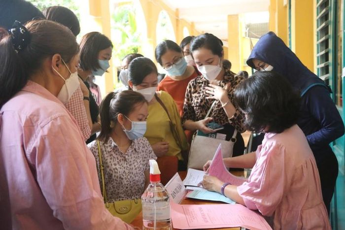 Thầy cô mướt mồ hôi tư vấn phụ huynh, học sinh chọn tổ hợp môn lớp 10-1