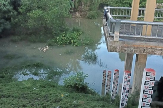 Dắt nhau đi chơi, hai chị em rơi xuống cống nước tử vong
