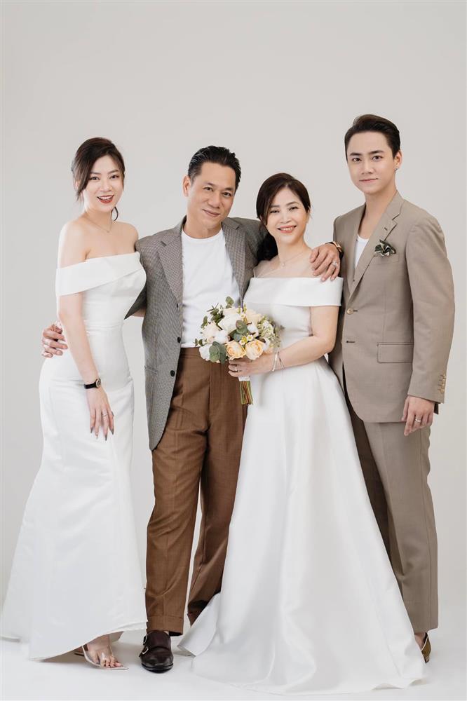 Ở trời Tây, người đàn ông thành công cưa đổ con gái rượu nhà tiệm bánh mỳ lâu đời nhất Vũng Tàu: Ngất ngây với ảnh cưới 31 năm trước-9