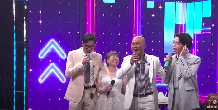 Cuộc hẹn cuối tuần: Bố mẹ Đức Phúc mặc đồ cưới xuất hiện cùng con trai-2