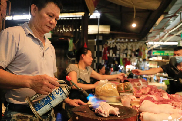 Giá xăng giảm nhưng rau, thịt, trứng ngoài chợ lại ngược chiều bất thường-1