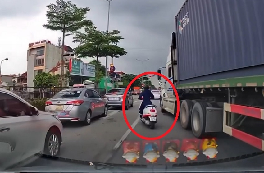 Xe container đánh võng dọa nữ tài xế xe máy hồn vía lên mây-2