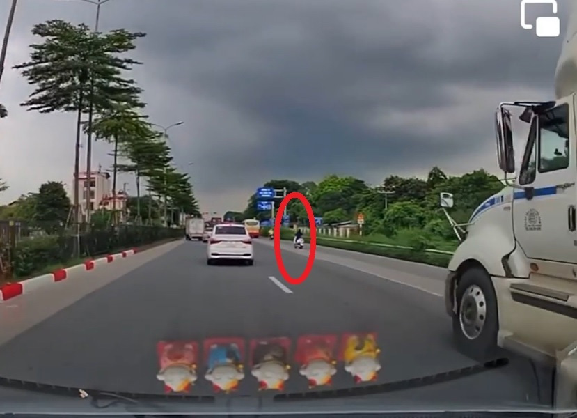 Xe container đánh võng dọa nữ tài xế xe máy hồn vía lên mây-1