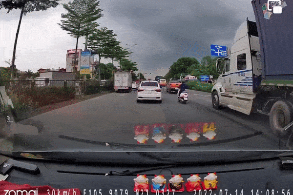 Hai thiếu niên dừng xe làm việc tốt, CĐM khen ngợi: Nhìn là biết bố mẹ dạy dỗ chất lượng rồi!-4