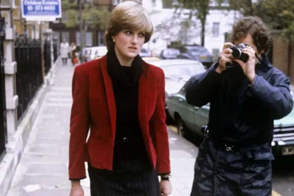 Công ty Anh cho nhân viên mặc đồ đi bar đến văn phòng-3