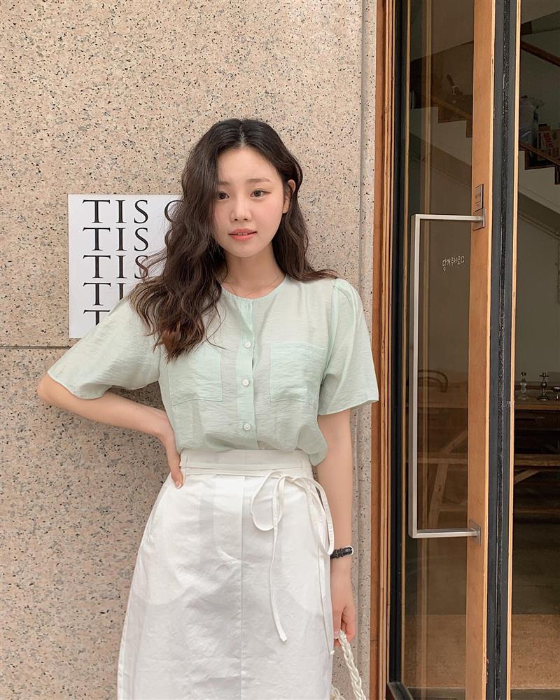 6 mẫu áo công sở hack tuổi hiệu quả nhất, mà vẫn chuẩn thanh lịch-1