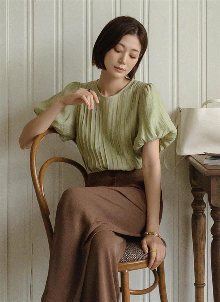 6 mẫu áo công sở hack tuổi hiệu quả nhất, mà vẫn chuẩn thanh lịch-4