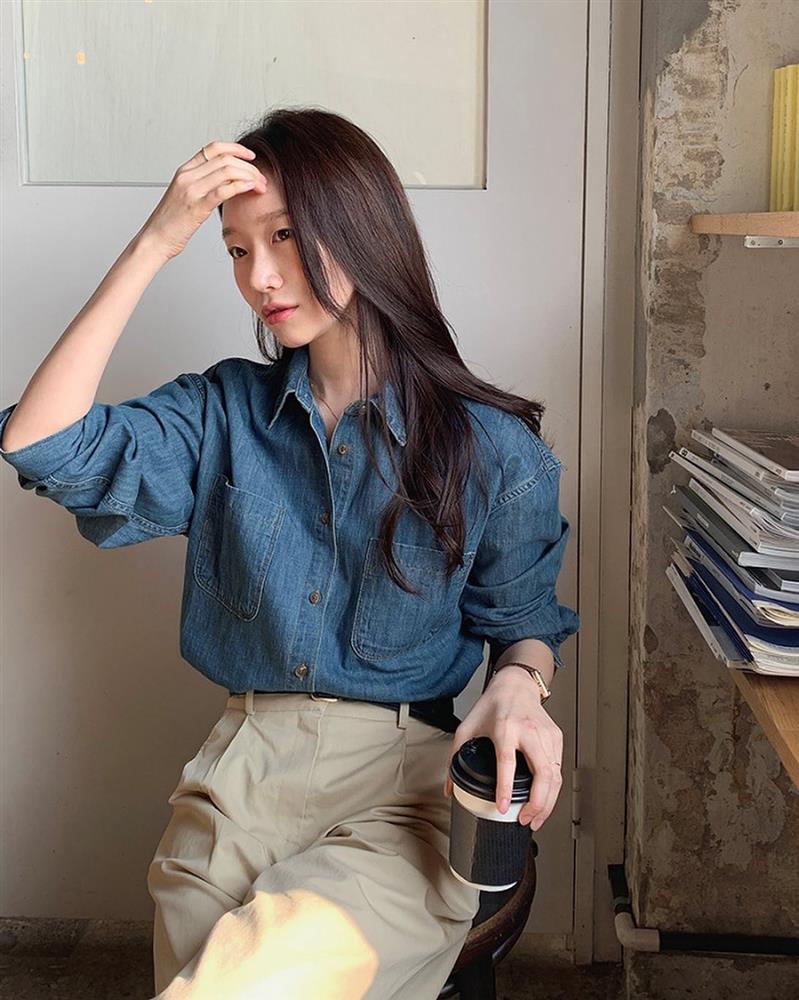 6 mẫu áo công sở hack tuổi hiệu quả nhất, mà vẫn chuẩn thanh lịch-9