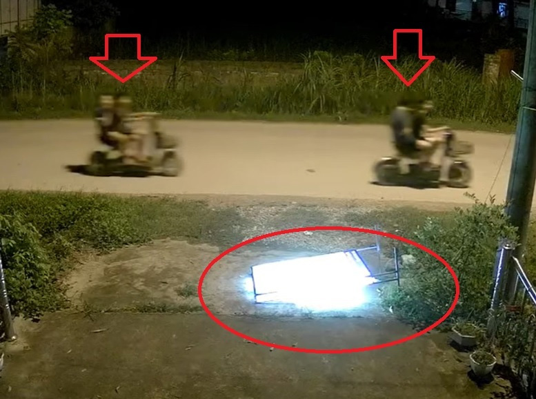 Hai thiếu niên dừng xe làm việc tốt, CĐM khen ngợi: Nhìn là biết bố mẹ dạy dỗ chất lượng rồi!-1