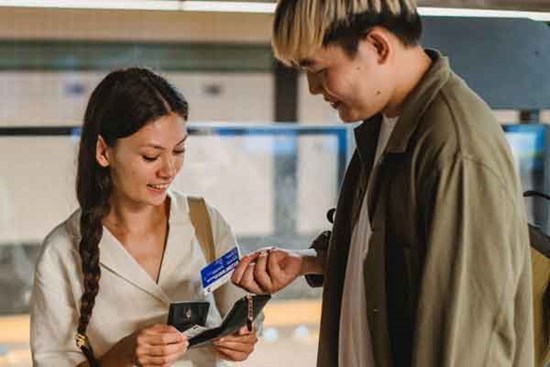 Chồng không chịu đưa tiền cho vợ giữ nhưng khi mẹ chồng vừa tiết lộ một bí mật liền vội giao thẻ lương