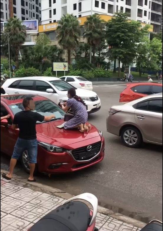 Bắt quả tang chồng hẹn hò tiểu tam trên xế hộp của gia đình, vợ có hành động cực cao tay-1