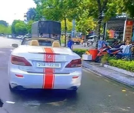 Nữ chủ xe Lexus mui trần livestream dạy dỗ cô gái đi xe máy đâm vào xe mình-2