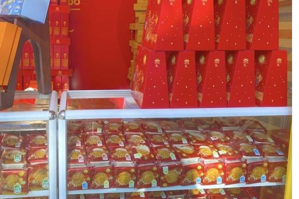 Bánh trung thu được bày bán sớm, khách nhìn bảng giá không khỏi giật mình”-5