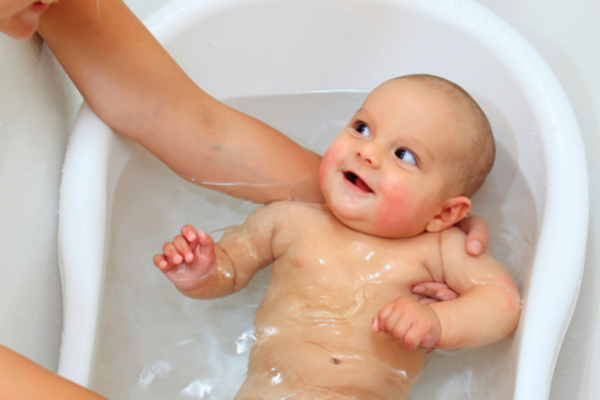 Trẻ sơ sinh nên tắm lúc mấy giờ? Hướng dẫn tắm cho trẻ đúng cách-3