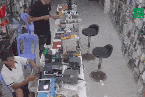 Cố sạc điện thoại khi đang lái xe, tài xế lao xe vào đám đông đâm trúng nhiều người-1